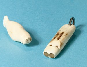 Model van een walrus en een fluit door Roald Engelbergt Gravning Amundsen