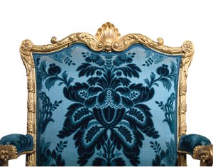 Een van een paar George III vergulde houten armstoelen door Robert Adam