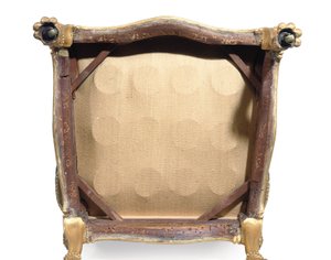 Een van een paar George III vergulde houten armstoelen door Robert Adam
