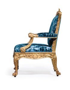 Een van een paar George III vergulde houten armstoelen