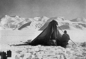 Dr. Wilson schetst op de Beardmore-gletsjer, 13 december 1911 door Robert Falcon Scott