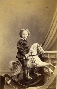 Jonge jongen zittend op een hobbelpaard, 1860s