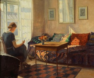 Een vrouw die leest bij een raam