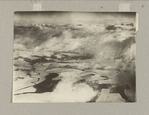 [Blik door de wolken]. door Robert Petschow