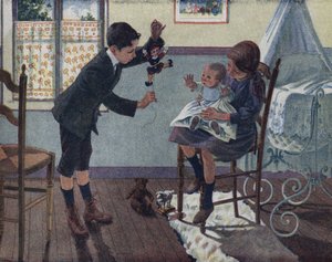 De opvoeding van het kleine broertje: in een kamer zit een baby op de schoot van zijn grote zus en kijkt naar de pop die zijn broer wakker maakt. Illustratie door Robert Salles (1871-1929) in “Ik kan lezen”
