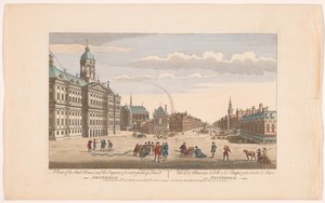 Gezicht op het Stadhuis te Amsterdam met brandweerlieden op de Dam