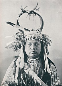 Een inheemse Amerikaan met een hoofdtooi van buffelhoorns, 1912 door Robert Wilson Shufeldt
