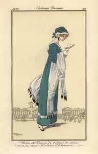 Een vrouw leest een brief en draagt een jurk en een hoed van zeegroen fluweel omzoomd met hermelijn. Hermelijnen sjaal en mof, handgekleurde pochoir (sjabloon) ets naar een illustratie van Roger Broders uit Tommaso Antongini