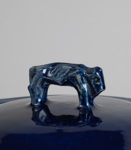 Blauw geglazuurde dekschaal met handvat in de vorm van een bizon of Chinese leeuw, c.1915 (kobaltblauw geglazuurd aardewerk, gegoten)