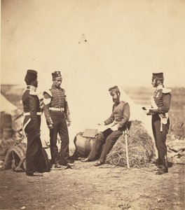 Kapitein Walker van het 30e regiment leest algemene bevelen. door Roger Fenton