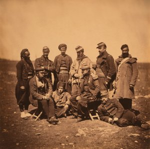 Franse Generaal Cisse en groep Officieren en Soldaten, Portret in Verschillende Stijlen Uniformen; een Zouaaf Staat Links, Krimoorlog, Krim, Oekraïne door Roger Fenton