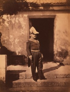 Franse maarschalk Pelissier, portret ten voeten uit in uniform en hoed, staand voor gebouw, Krimoorlog, Krim, Oekraïne