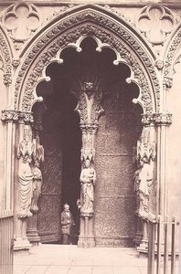 De westelijke portiek, Litchfield Cathedral, ca. 1858 (sepia foto) door Roger Fenton