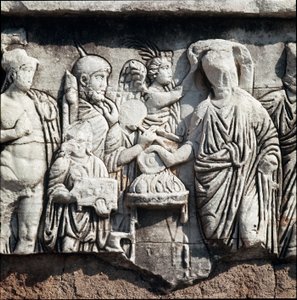 Een decennalia van de tetrarchie, een tetrarch gekroond door een Overwinning die een offer brengt aan de god Mars - Bas-reliëf gewijd aan generaal en politicus Stilicho (Flavius Stilicho of Stiliccho, 360-408), gebaseerd op een erezuil, Romeins Forum