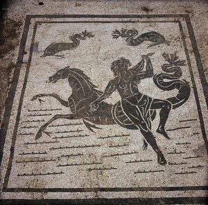 Oud Ostia. Plaats des Corporations. Mozaïek van de Sabratha Zeelieden Corporatie. Een nimf en een zeepaard.