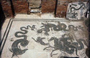 Oud Ostia. Place des Corporations. Mozaïek van de Sabratha Zeelieden Corporatie. Baden van Neptunus. door Roman