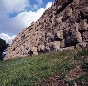 Oud Rome, archaïsche periode: uitzicht op de ruïnes van de Servische muur, eerste omheining van de stad Rome, gebouwd door koning Servius Tullius. 6e eeuw v.Chr. Italië