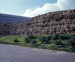 Oud Rome, archaïsche periode: uitzicht op de ruïnes van de Servische muur, eerste omheining van de stad Rome, gebouwd onder koning Servius Tullius