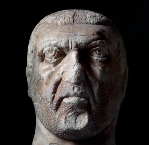 Buste van Diocletianus (Gaius Aurelius Valerius Diocletianus, 245-316), Romeinse keizer van 284 tot 305. Marmeren sculptuur. Chieti, Museo Archeologico.