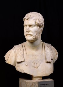 Buste van keizer Hadrianus (76-138) gevonden op Kreta (marmer)