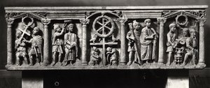 Christelijke sarcofaag versierd met scènes van de Passie van Christus inclusief de Arrestatie en Christus voor Pontius Pilatus, uit de Catacomben van St. Domitilla door Roman