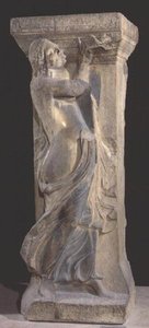 Versierde stenen pilaar met een bacchante die een dubbele fluit speelt, kopie van een Hellenistisch origineel uit Thessaloniki