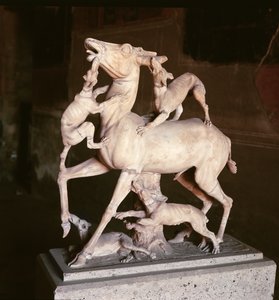 Hert aangevallen door honden, uit het Huis van de Herten (marmer)