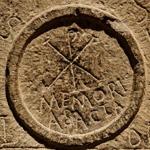 Detail van een altaarsteen die een afkorting voor de naam van Jezus Christus uitbeeldt, Noord-Afrika, c.4e eeuw n.Chr.