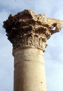 Detail van een Korinthische zuil en kapiteel, Romeins, 2e eeuw