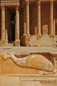 Dolfijnsnijwerk voor het podium, Sabratha, Libië, c.190 n.Chr.