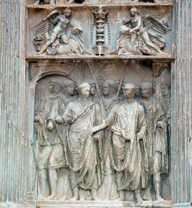 Keizer Trajanus gaat naar het forum bij zijn terugkeer uit Germania in 99 n.Chr. door de Praefectus Urbis, prefect van Rome. Laag reliëf. Benevento, Arco Traianeo door Roman