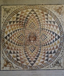 Geometrisch mozaïek met Dionysus in het midden ontdekt in Romeinse villa in Korinthe, Griekenland, Romeinse beschaving door Roman