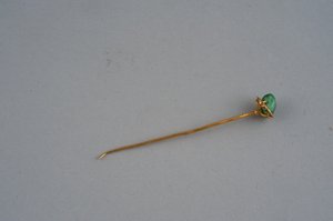 Haarspeld (goud en smaragd) door Roman