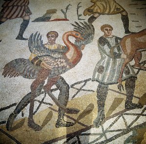 Jager laadt struisvogel op een schip, detail (mozaïek) door Roman