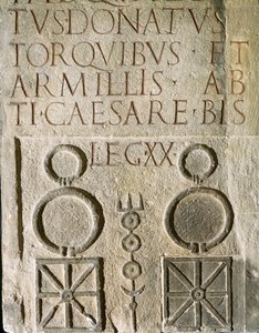 Inscriptie van het insigne van de Twintigste Overwinnende Valeriaanse Legioen, Romeins legioen opgericht in de 1e eeuw n.Chr. door Roman