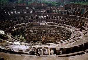 Binnenaanzicht van het Colosseum, gebouwd tussen 70 en 80 door Roman