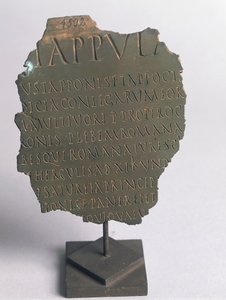 Lex Tappula, fragment van satirische wet opgesteld door gezelligheidskring uit Vercelli, parodie geschreven in dezelfde vorm als Romeinse plebiscietwetten, onderdeel van leges conviviales overgeleverd door Festo, brons, Romeinse beschaving