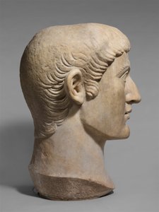 Marmeren portretkop van keizer Constantijn I, ca. 325-370 n.Chr. door Roman