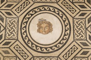 Mozaïek van Medusa, in de Hal van de Mozaïeken in het Alcazar van de Christelijke Koningen door Roman