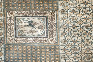 Overblijfselen van de mozaïeken van de Romeinse stad door Roman
