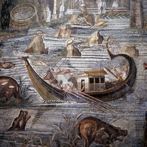 Rivierschip uit de 1e eeuw v.Chr. (detail) van het mozaïek van Palestrina. Het roer bevindt zich in de achtersteven en is dubbel. Dit mozaïek komt uit de Tempel van Fortuna en wordt nu bewaard in het Barberini-paleis.