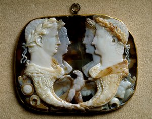 Romeinse kunst: Onyx camee (Gemma Claudia) met voorstellingen van keizerlijke paren Claudius en zijn vrouw Agrippina de Jongere en Germanicus