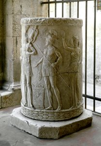 Romeinse kunst: marmeren zuilvoet met reliëf dat een offerscène voorstelt door Roman