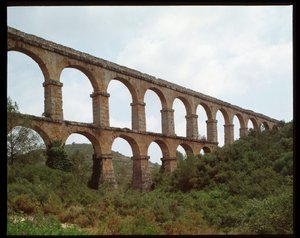 Romeinse kunst: uitzicht op het aquaduct van Tarragona (Aquaduct van de Ferreres of Pont du Diable) 1e eeuw, Spanje