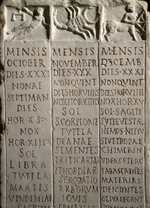 Romeinse kalender van het Marsveld die de maanden (oktober, november, december), de dagen met de sterrenbeelden en tekens van de dierenriem (Weegschaal, Schorpioen, Boogschutter) en het bijbehorende landbouwwerk aangeeft. 1e eeuw v.Chr.-1e eeuw n.Chr.