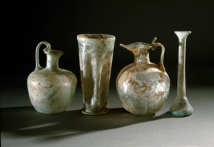 Romeinse kunst: kruiken, kannen en glazen vazen uit Pompeii. 1e eeuw Museo Archeologico Nazionale, Napels