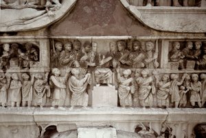 Romeinse kunst: laag marmeren reliëf dat de verdeling van subsidies aan het volk op het forum van Caesar voorstelt. 312-315 n.Chr. Boog van Constantijn, Rome