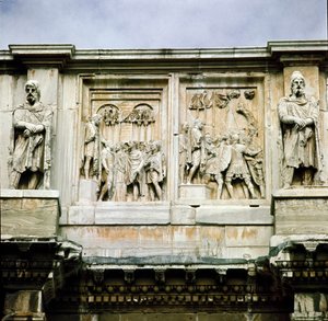 Romeinse kunst: laag marmerreliëf dat de verdeling van subsidies aan het volk en de overgave van een barbaarse leider voorstelt. Boog van Constantijn, Rome door Roman