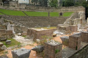 Romeinse kunst: uitzicht op het Romeinse theater (1e eeuw v.Chr.), Triëst, Italië door Roman