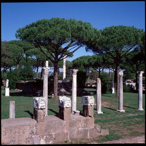 Romeinse kunst: uitzicht op de ruïnes van de Tempel van Ceres, archeologische site van Ostia door Roman